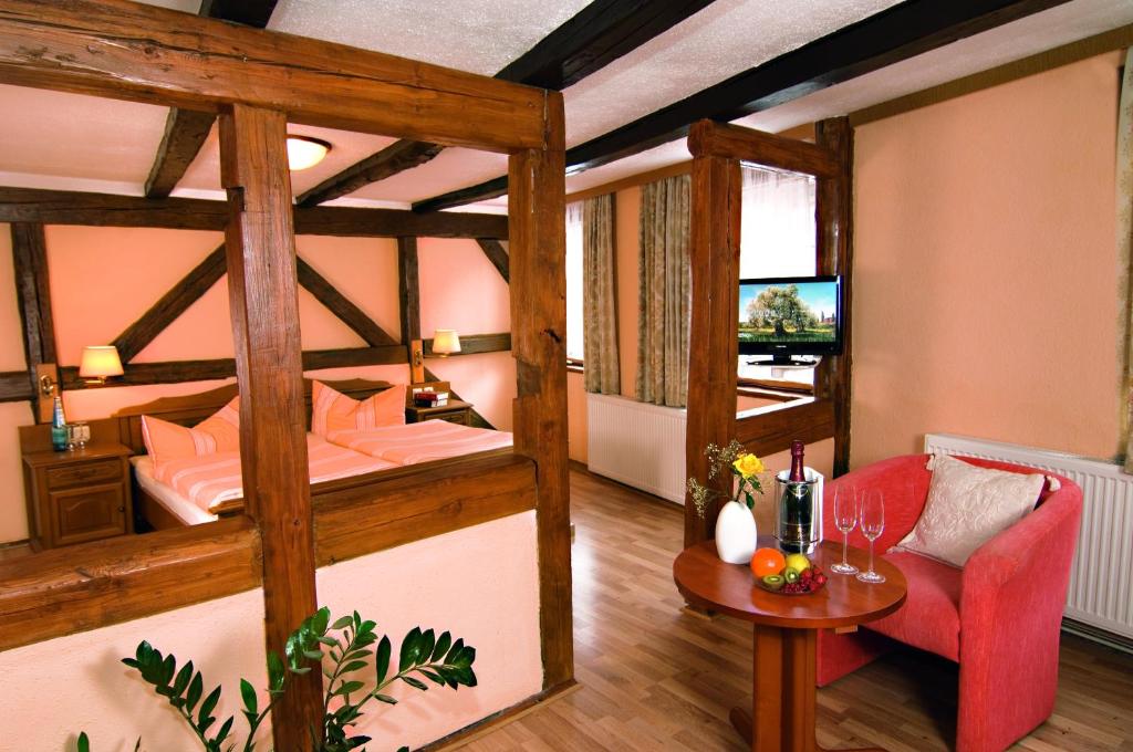 Postel nebo postele na pokoji v ubytování Hotel Zum Kanzler