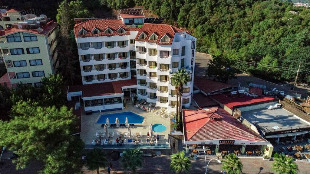 eine Aussicht über ein Hotel und ein Resort in der Unterkunft MARBAS SELECT BEACH , Adult Only 14 Plus in Marmaris