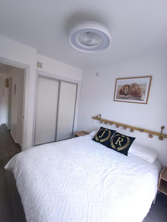 A bed or beds in a room at JR apartment albir