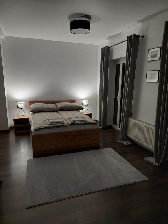 Postel nebo postele na pokoji v ubytování Komandorska Apartments