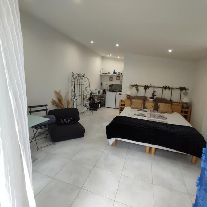 - une chambre avec un lit, une table et des chaises dans l'établissement Studio indépendant dans villa, parking gratuit., à Castelnau-le-Lez