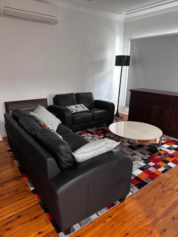 Entire 3 bedroom beautiful home - Housity