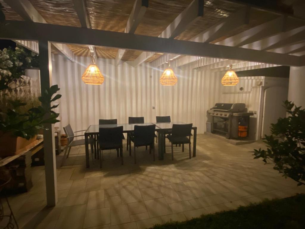 Posedenie v ubytovaní 398-casa con piscina privada