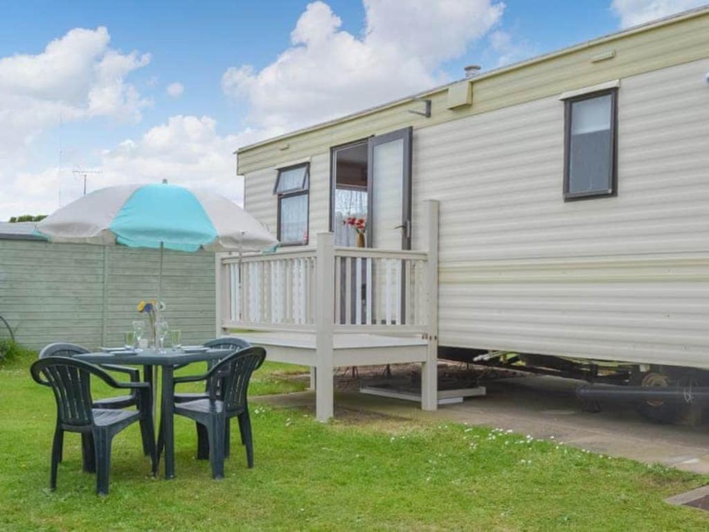 Norfolk Poppy Caravan - Sleeps 4 - WiFi and Sky TV Included - Holiday Home
