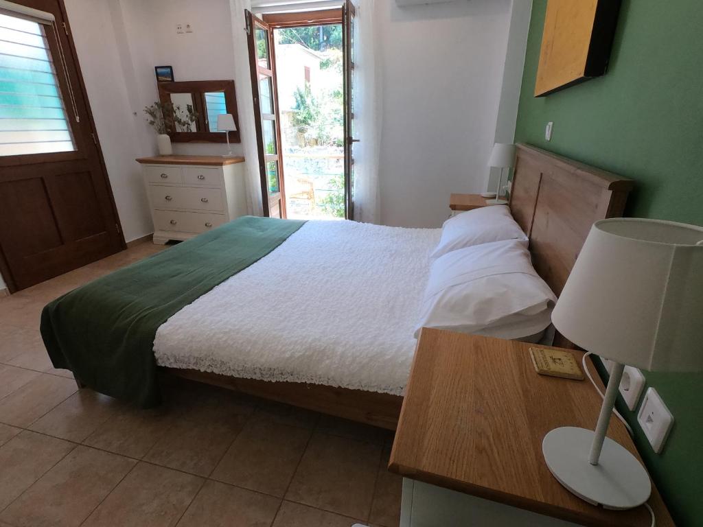 Old Olive Mill Maroulas - Bed and Breakfast - 阳台的双人间