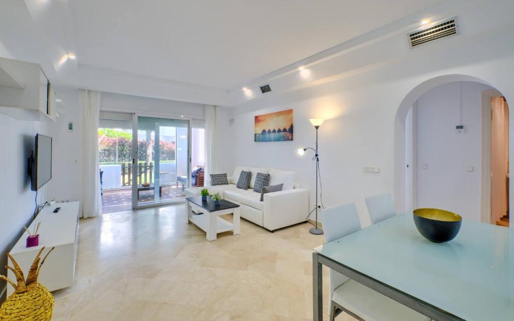 Telewizja i/lub zestaw kina domowego w obiekcie Cozy Beach Side Apartment With Pool