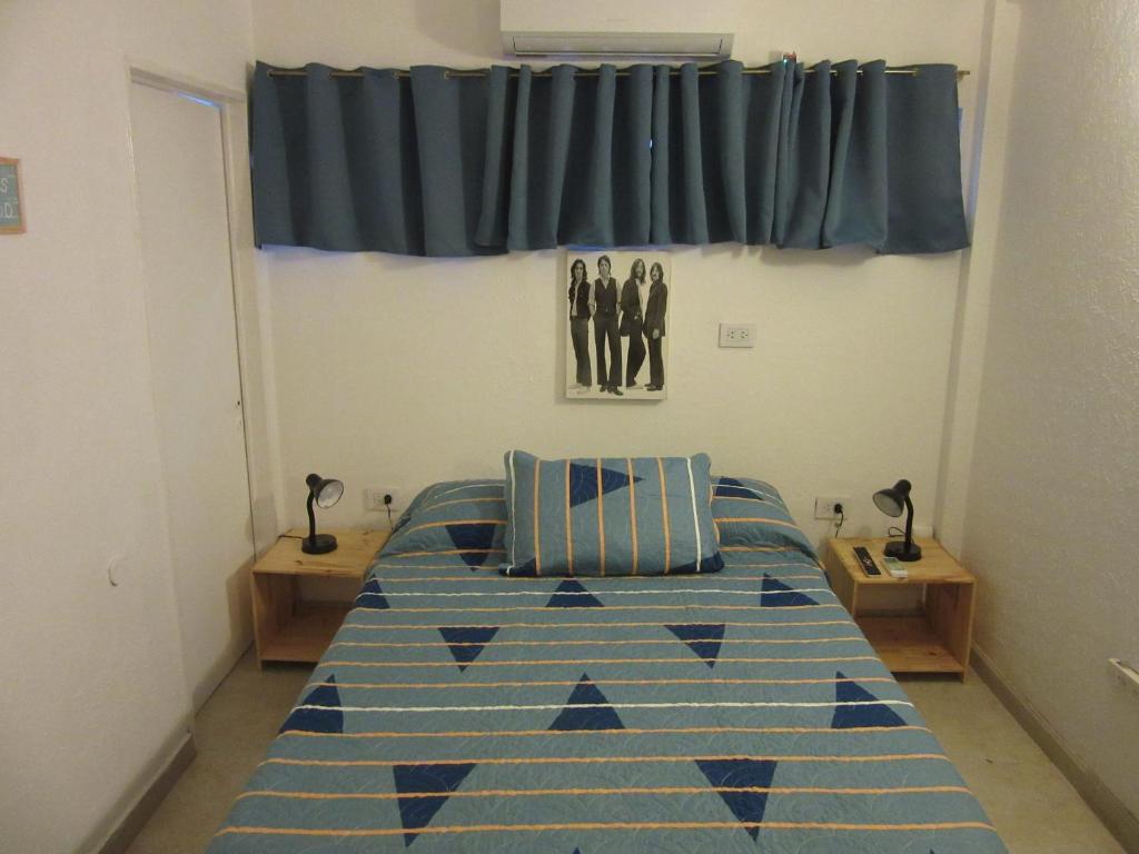 1 dormitorio con 1 cama con edredón azul en Oteiza Alojamiento Temporario en Resistencia a 150 mts peatonal en Resistencia