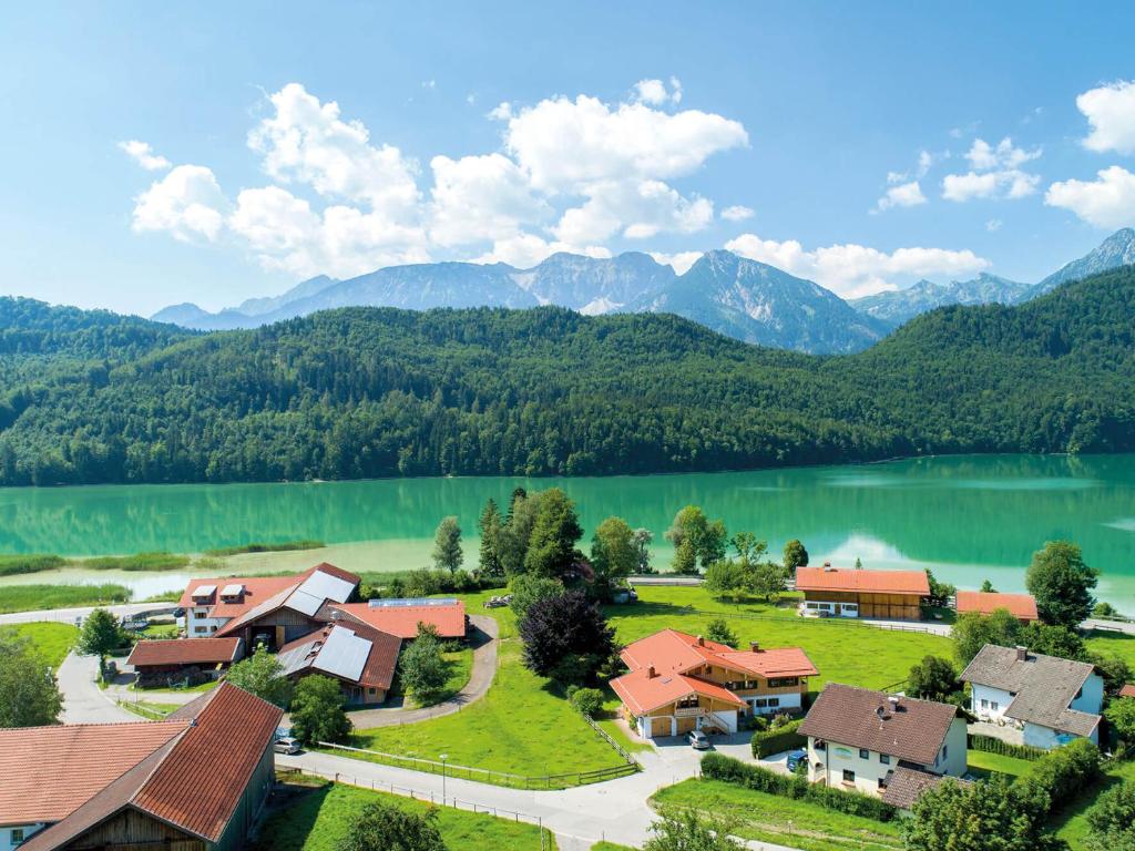 eine Luftansicht eines Resorts mit See und Bergen in der Unterkunft Landhaus Emanuel in Füssen