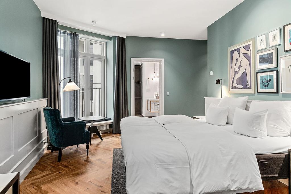 een hotelkamer met een groot bed en een televisie bij Hotel Kong Arthur in Kopenhagen