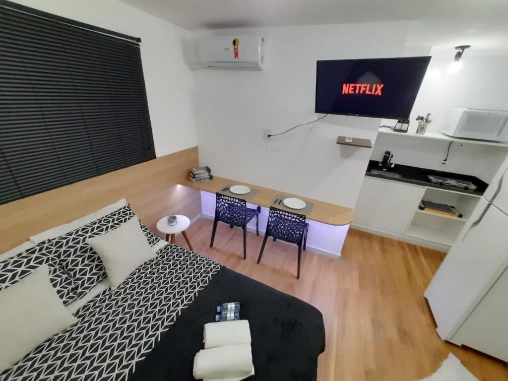 Habitación con cama, mesa y cocina. en Studio próximo Avenida Paulista - Bela 02, en São Paulo