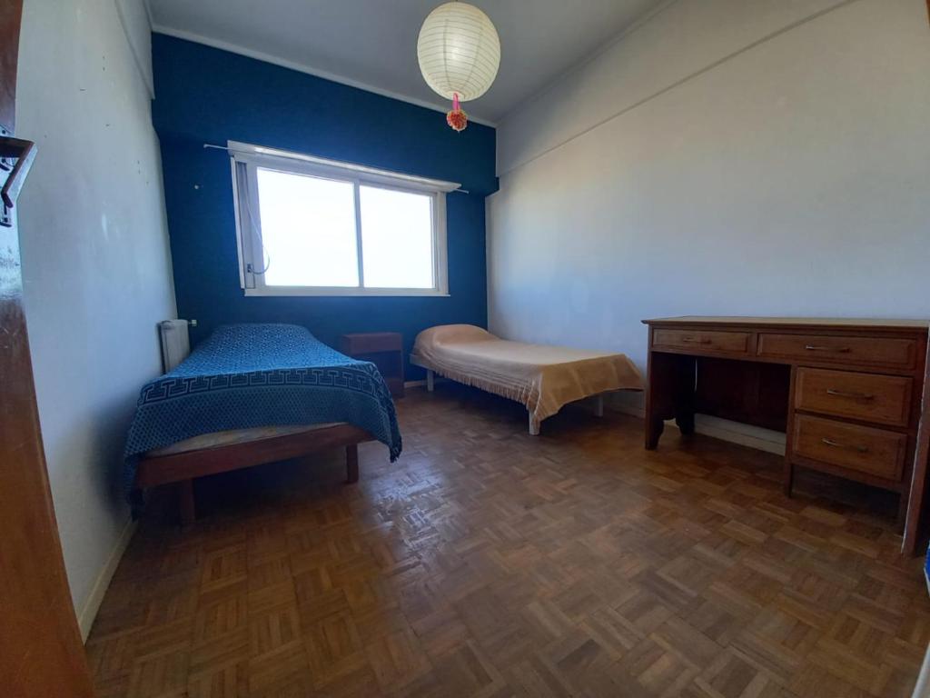 1 dormitorio con cama, escritorio y ventana en DEPTO CENTRO EN MAR DEL PLATA 4 PERSONAS (hasta 5 se puede conversar) en Mar del Plata