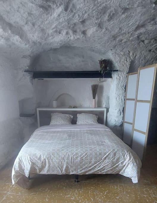Posteľ alebo postele v izbe v ubytovaní Troglo entre Caves et Châteaux