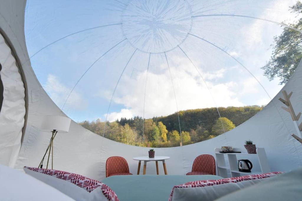 um quarto com uma grande janela circular numa tenda em Bulle Hirondelle em Quarré-les-Tombes