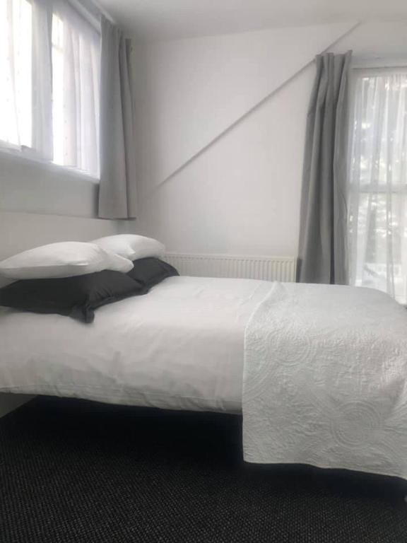 Postel nebo postele na pokoji v ubytování Alderberry Lodge