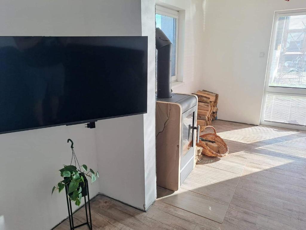 TV a/nebo společenská místnost v ubytování Chata Štíty
