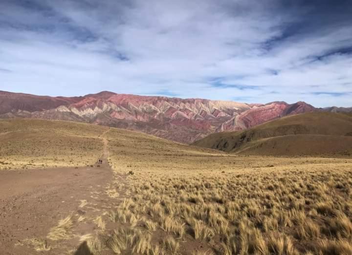 una vista de un desierto con montañas en el fondo en Apart Chuspita en Humahuaca