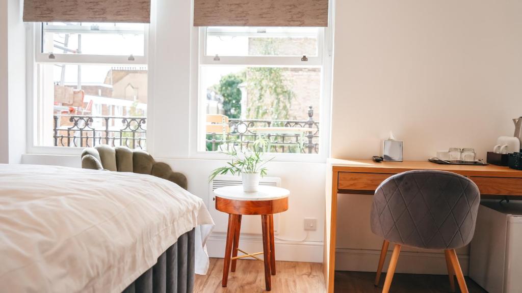 The Avonmore Olympia - Deluxe King Room
