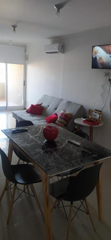 sala de estar con mesa y sofá en Cofico Departamento en Córdoba