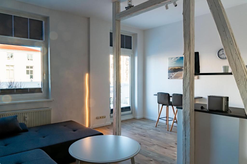 - un salon avec un canapé bleu et une table dans l'établissement Nauticus, à Rostock