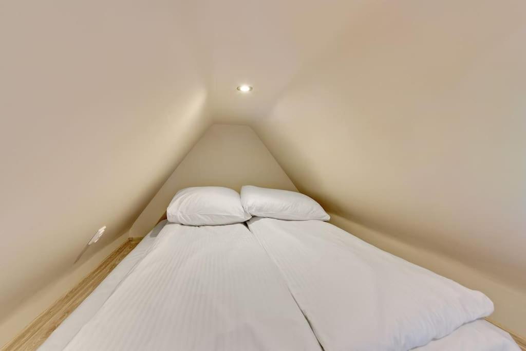 Posteľ alebo postele v izbe v ubytovaní Hello Apartments Sw Ducha Loft for 6 guests