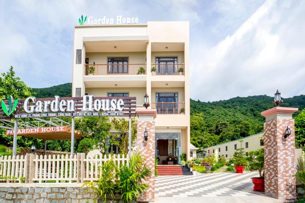 un hôtel avec un panneau indiquant une maison de jardin dans l'établissement Garden House Côn Đảo, à Côn Son