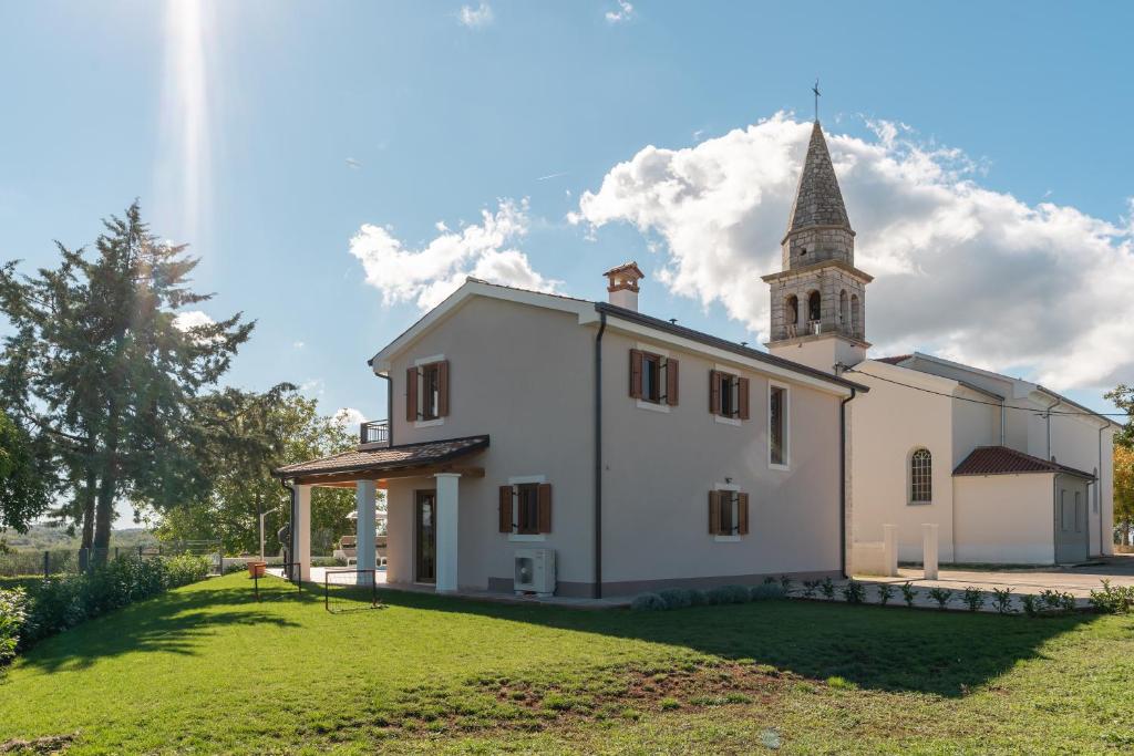 Budova, kde se vila nachází