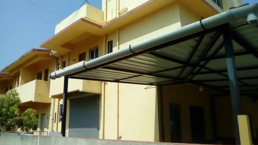 パナジにあるBethel Guesthouse Miramar Panajiの目の前に日焼けする建物
