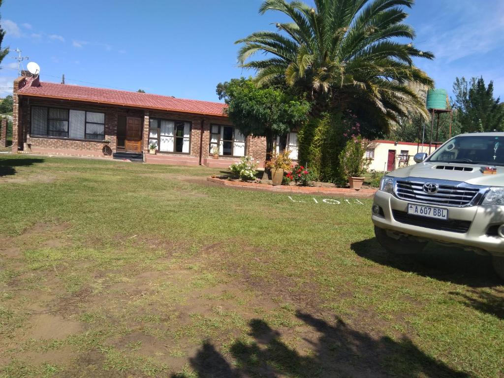 een auto geparkeerd voor een huis bij Lion Rock View Guesthouse in Maseru