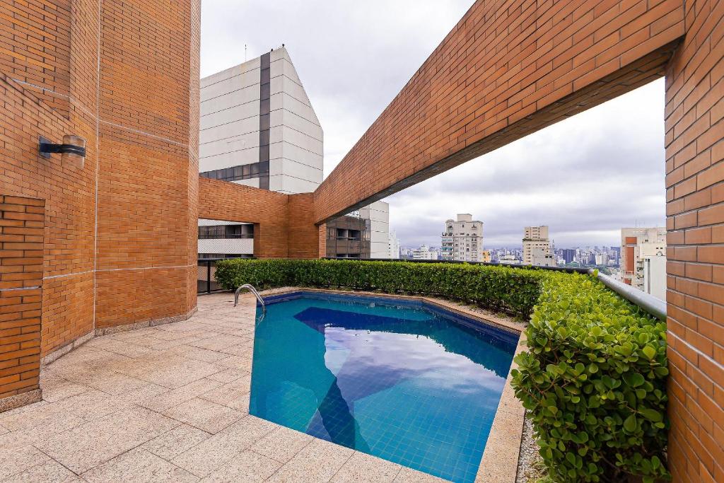 una piscina en la azotea de un edificio en Vossa Bossa Flat Jardins, en São Paulo
