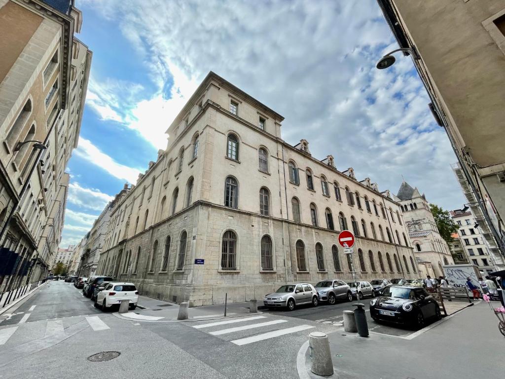duży budynek z samochodami zaparkowanymi przed nim w obiekcie unique! Maison sur 1 toit avec vue extraordinaire! w mieście Lyon