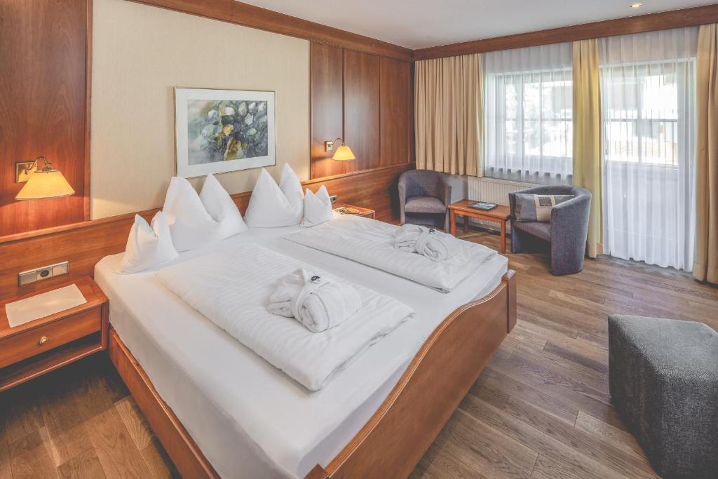Postel nebo postele na pokoji v ubytování Gartenhotel Crystal - 4 Sterne Superior