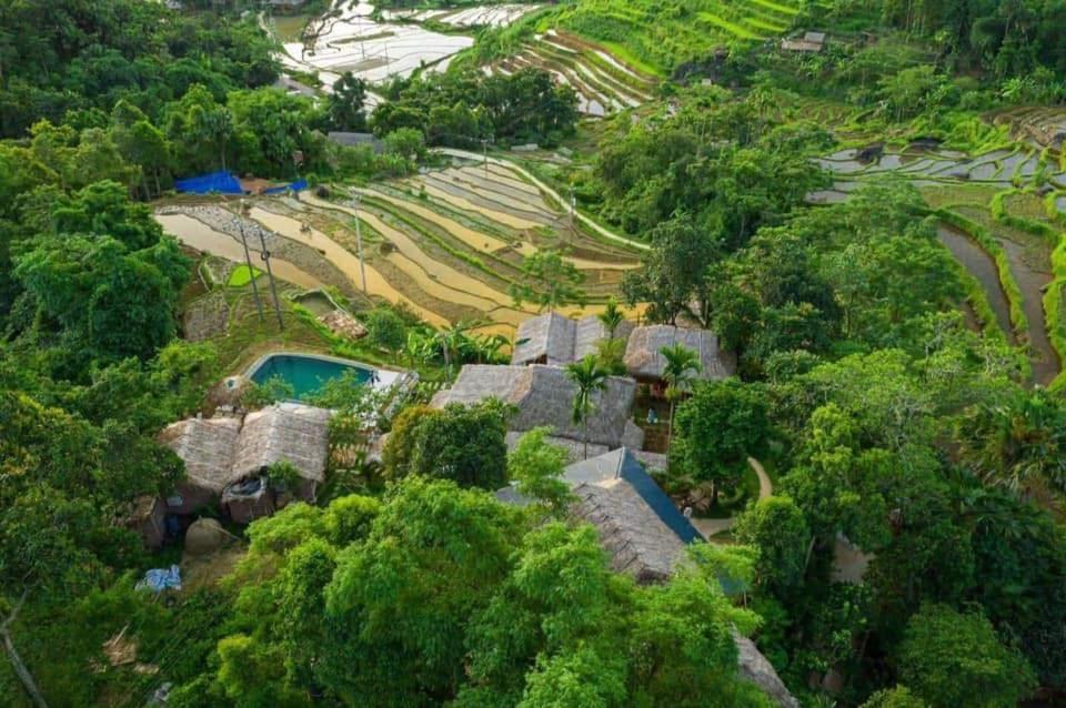 Hương Bá ThướcにあるPuLuong BamBooの庭園付きの家屋の空中風景