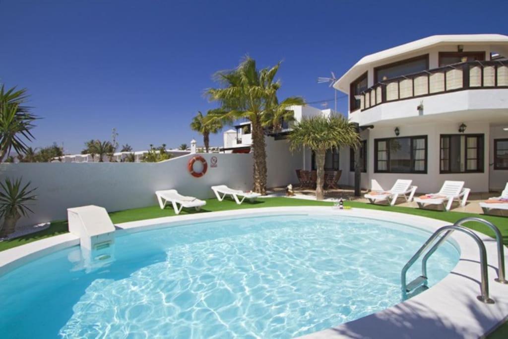 ein Swimmingpool vor einem Haus in der Unterkunft Miguel, 3 bed with private pool in Puerto del Carmen