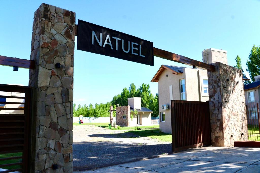 a street sign in front of a building at Complejo Turístico Natuel in Vista Flores