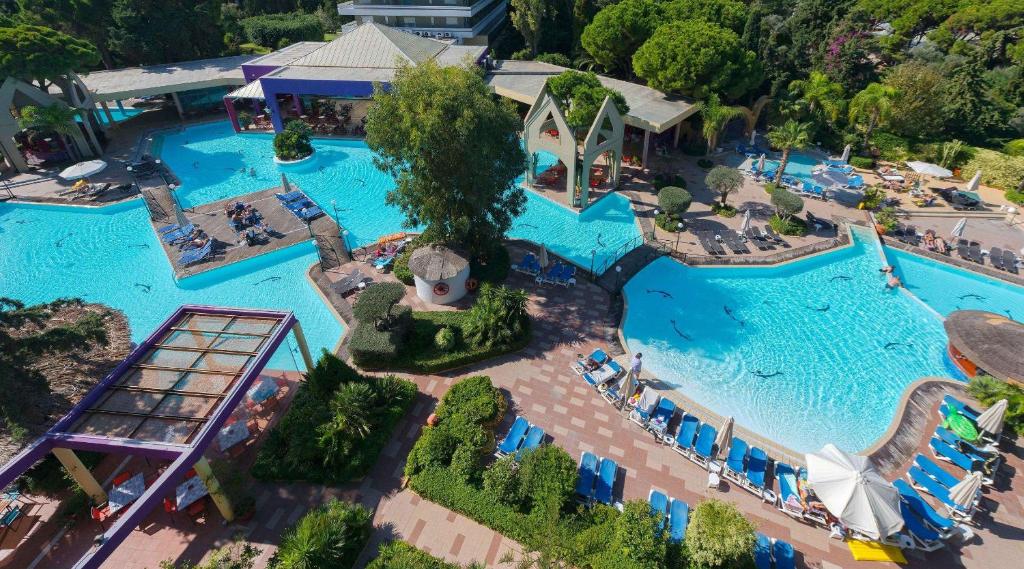 uma vista superior de uma piscina num resort em Dionysos Hotel em Ixia
