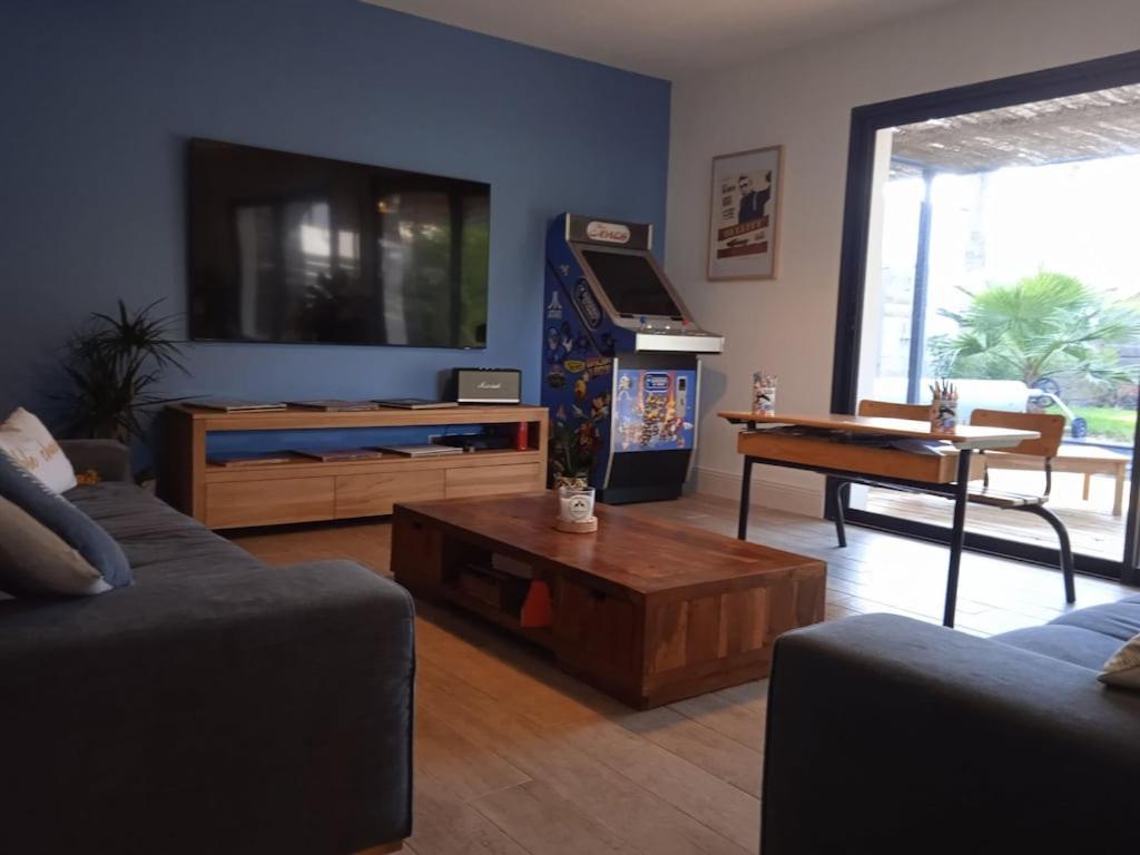 Telewizja i/lub zestaw kina domowego w obiekcie Corner of paradise with heated swimming pool