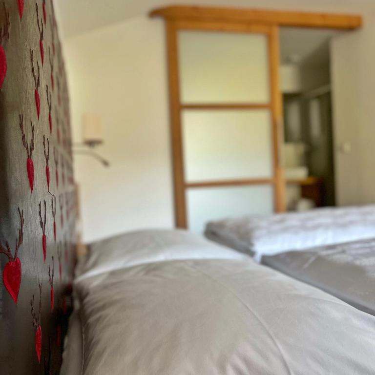 Letto o letti in una camera di Zur Brücke apartments and rooms - Your home in heart of South Tyrol, with Brixencard