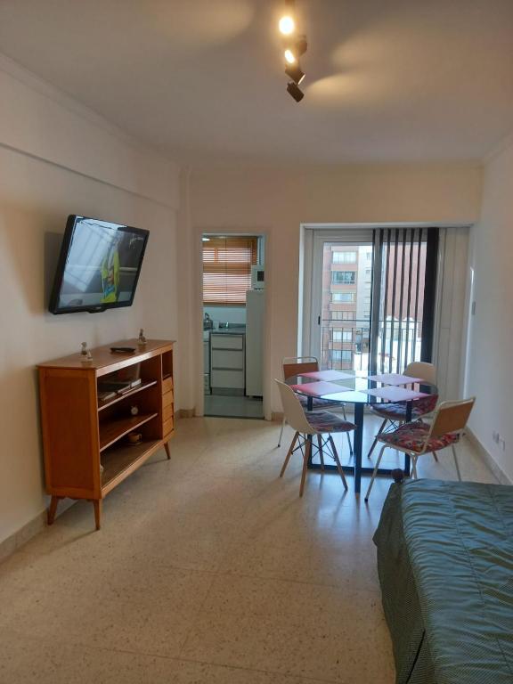 Sala de estar con mesa de comedor y TV en Departamento 2 ambientes. 4 personas. Centro en Mar del Plata