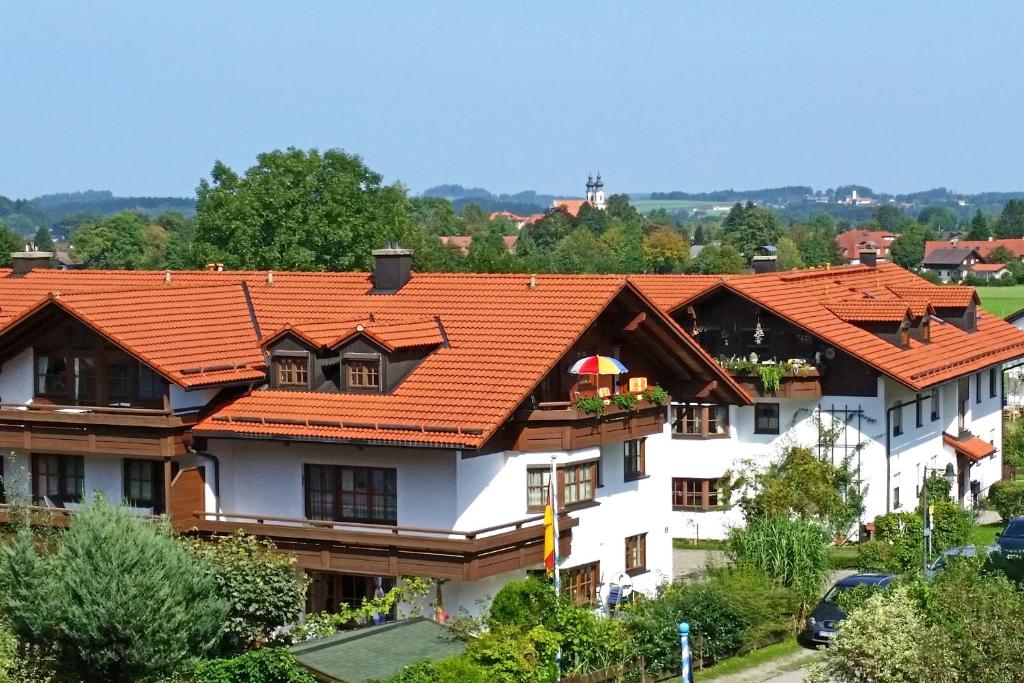 ein Gebäude mit orangefarbenem Dach in der Unterkunft Ferienwohnung Steger in Aschau im Chiemgau