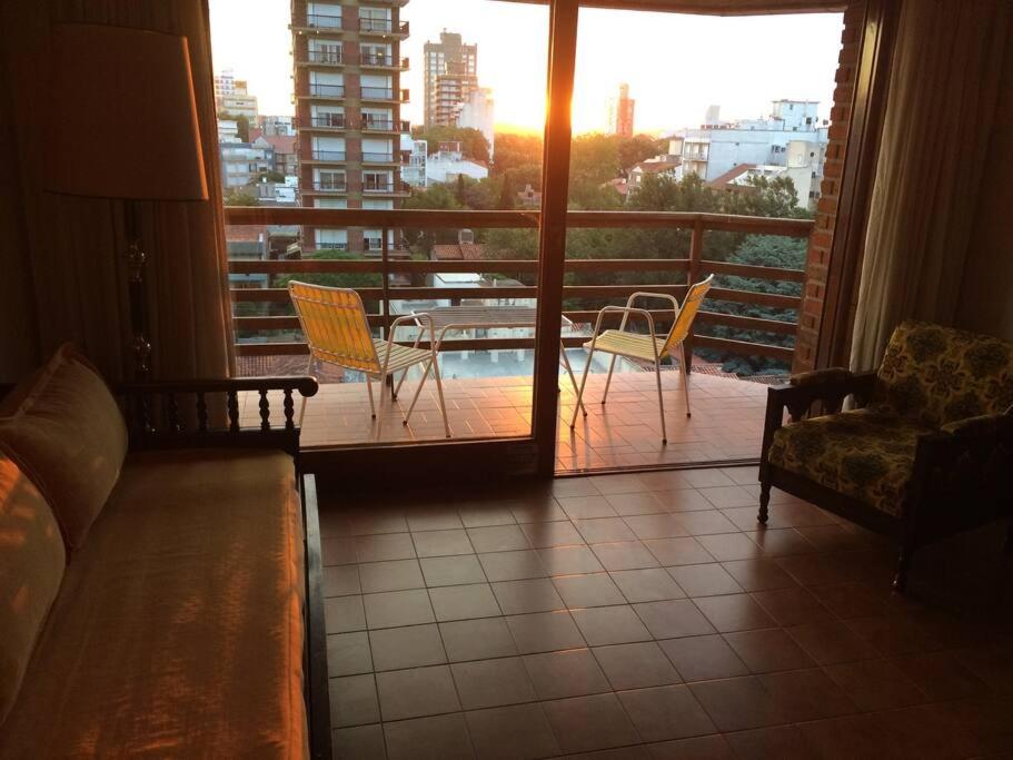sala de estar con balcón con sillas y mesa en Dpto en Miramar, 2 amb, ubicación ideal, cochera. en Miramar