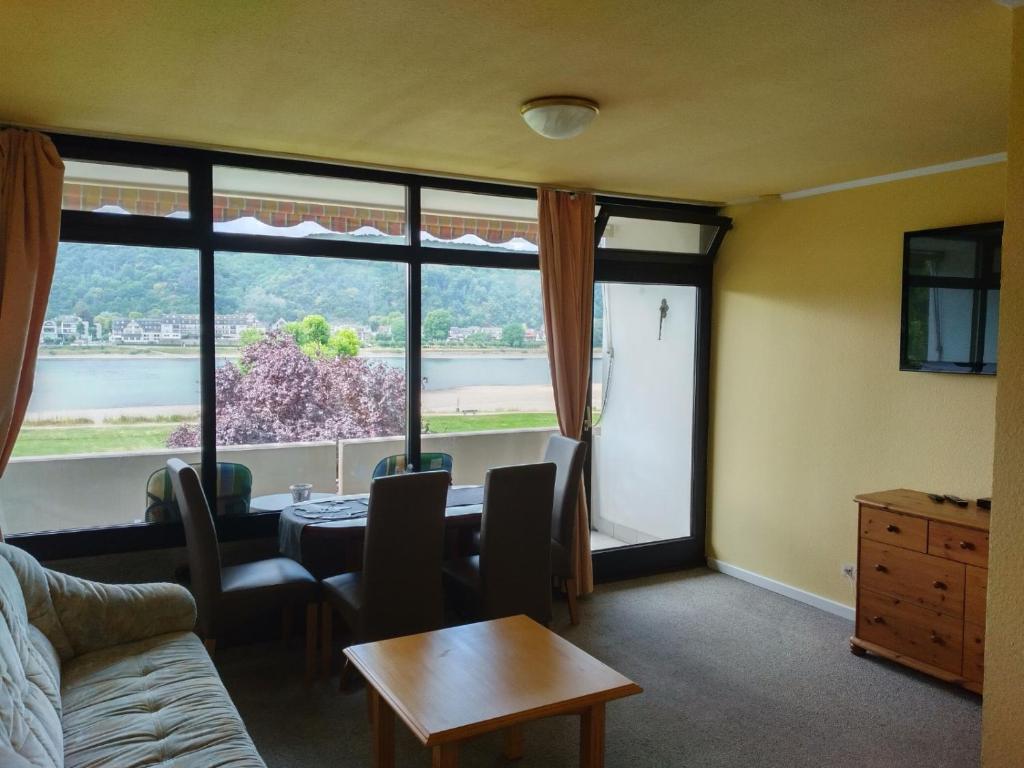 uma sala de estar com uma mesa e uma grande janela em Kati Appartement em Bad Hönningen