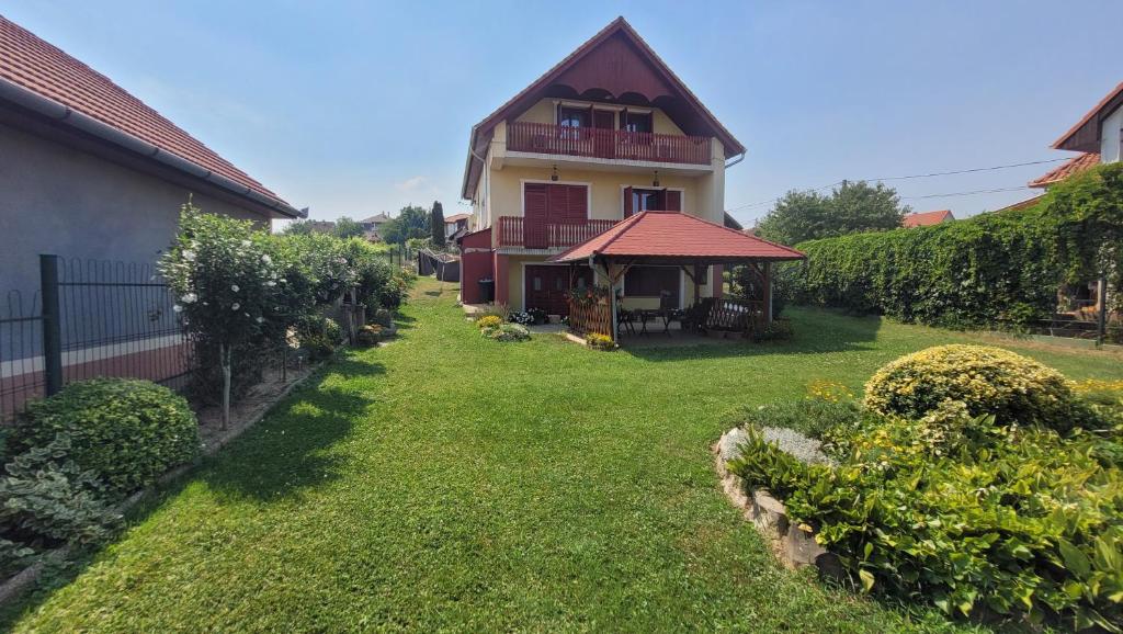 una casa con un patio verde con un patio en Zoltán Nyaraló, en Zalakaros