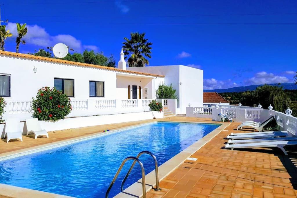 une villa avec piscine devant une maison dans l'établissement Blue Skies Villas 1&2, à Mexilhoeira Grande