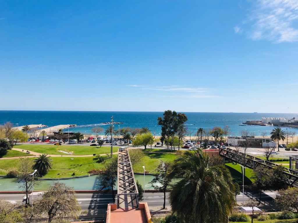 uitzicht op een park met de oceaan op de achtergrond bij Idyllic apartment in BCN beach in Barcelona