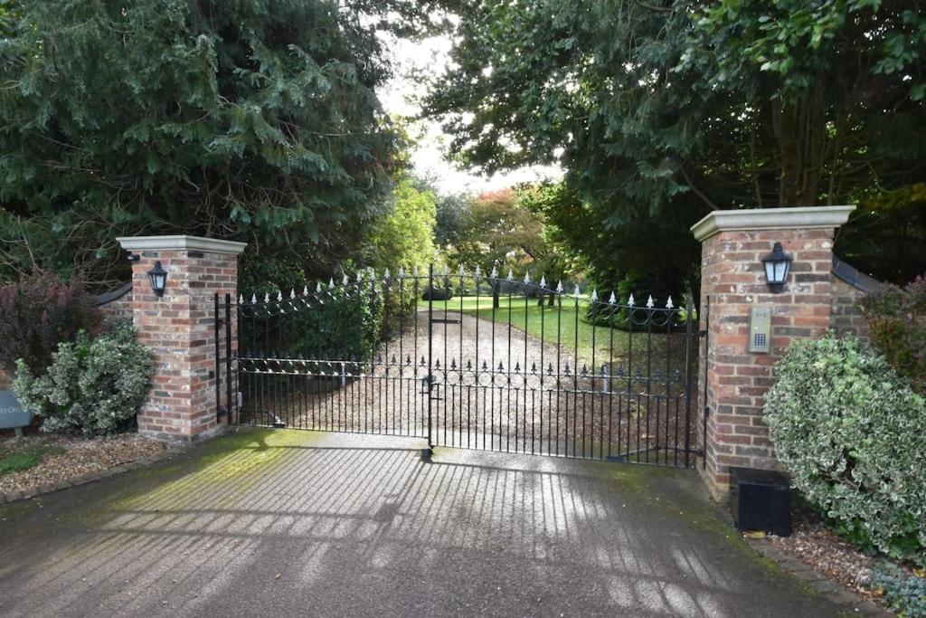 un cancello in un vialetto con mattoni e mattoni di Canalside Manor House Annexe with Secure Parking 