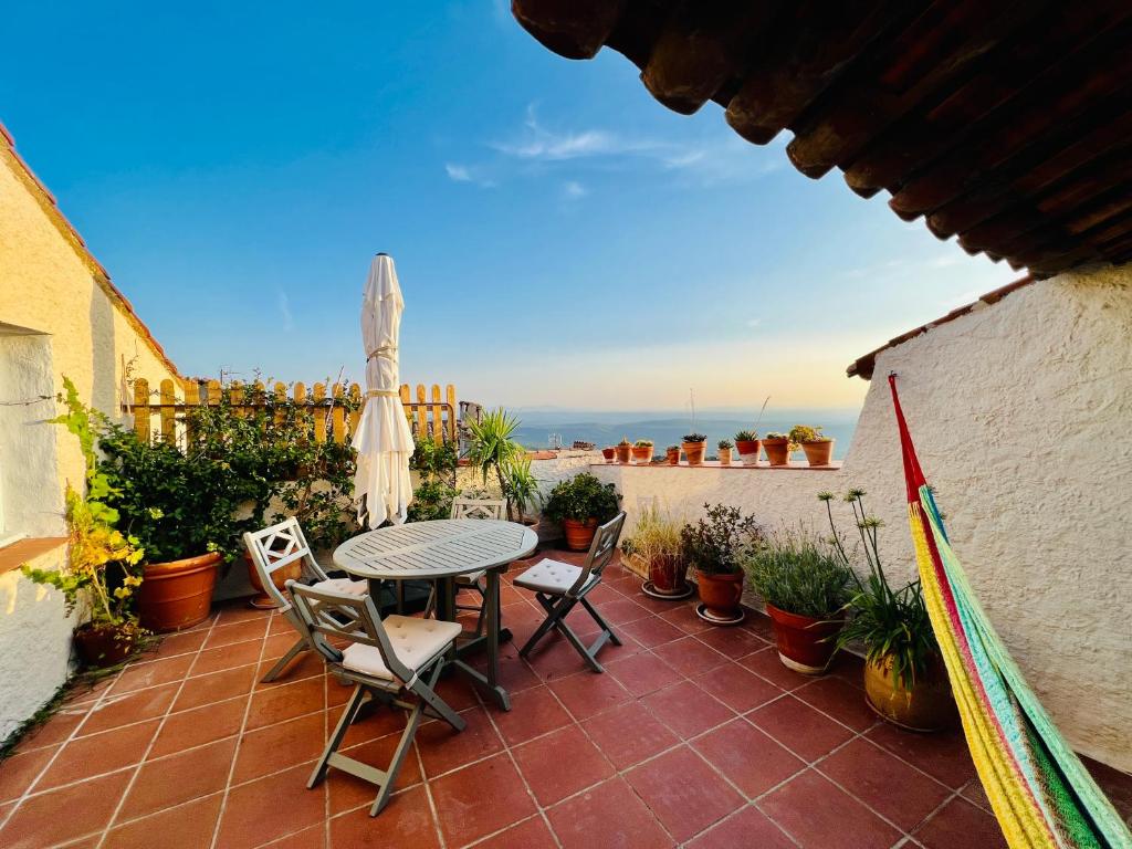 a patio with a table and chairs and the ocean at Penthouse Studio Privée Couple ou Famille- La Maison Searle à Tourtour in Tourtour