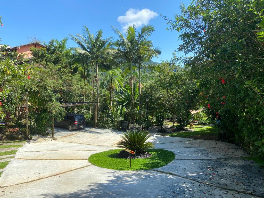 una entrada con una planta en medio de un patio en Recanto Ipê Amarelo, en Paraty