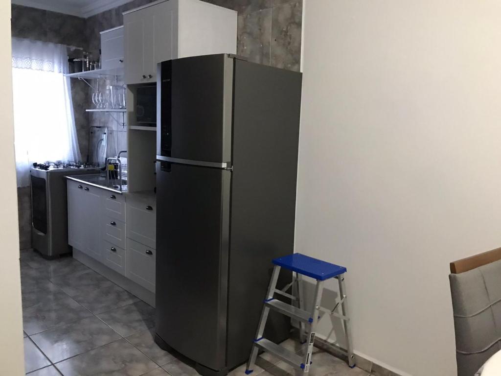 Una cocina o zona de cocina en Apartamento confortável a três quadras do mar