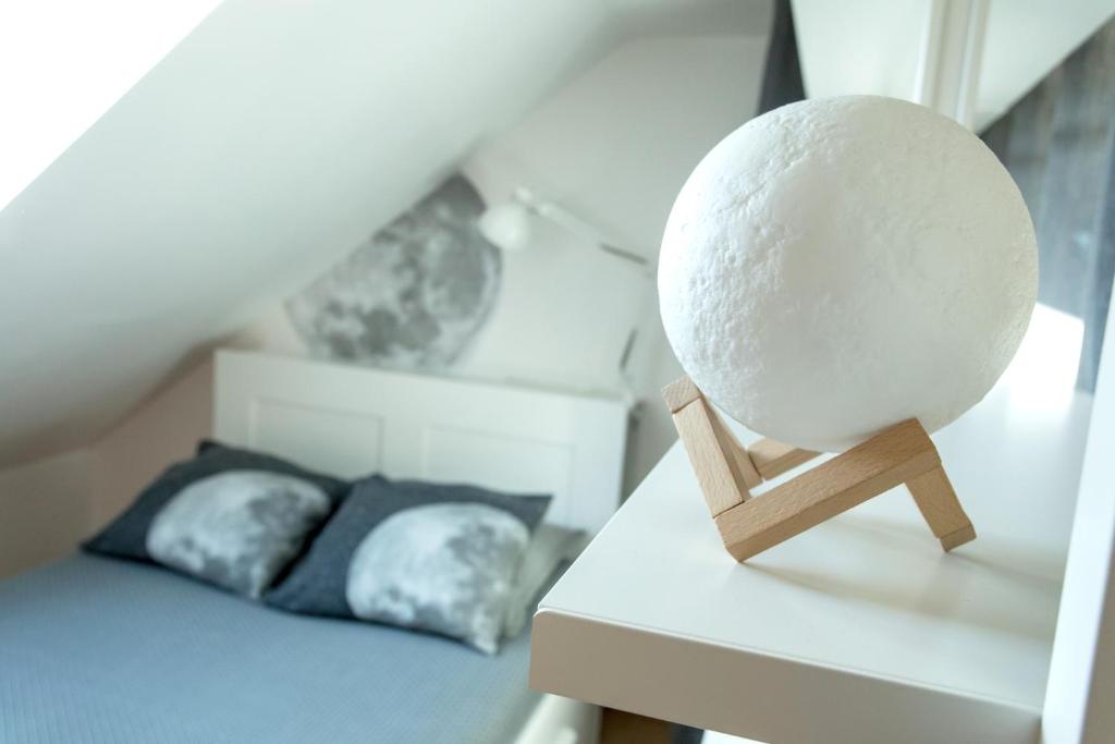 une grande boule blanche assise sur une table dans une pièce dans l'établissement Appartement Luna Hypercentre Gare à 300m, à Pontchâteau