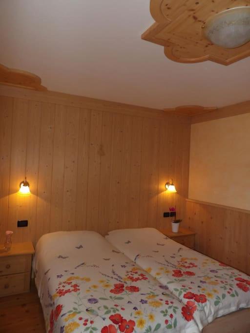 Postel nebo postele na pokoji v ubytování Ciasa Gran Panorama Moena